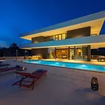 She Luxury Вилла